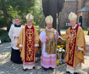 Płock. Kardynał Dziwisz odsłonił Okno papieskie! Ponad tysiąc marmurów i granitów!