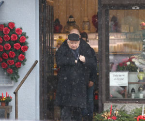 Przywiózł choinkę na grób