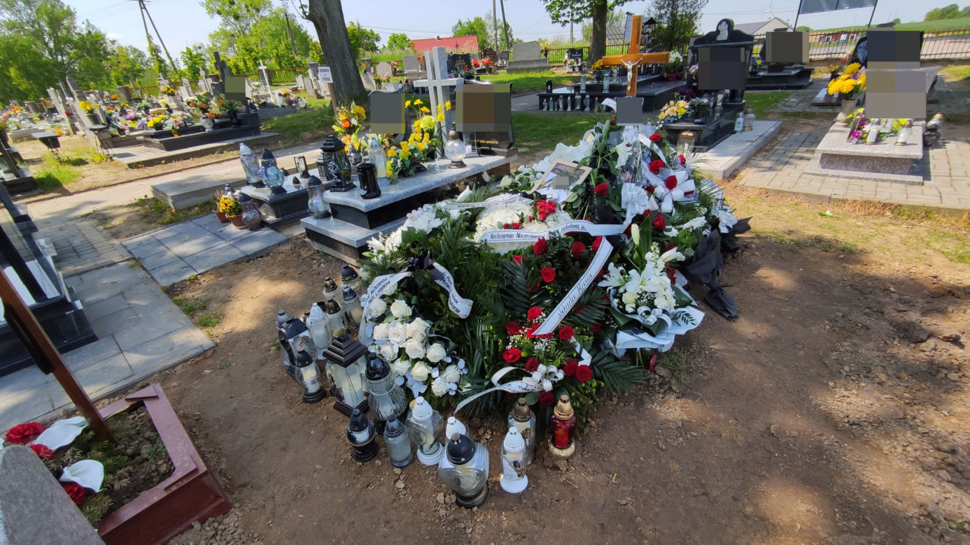 Jakub spoczął w grobie z ojcem, tuż obok brata. Wśród kwiatów jest wieniec od ukochanej, która ledwo przeżyła wypadek