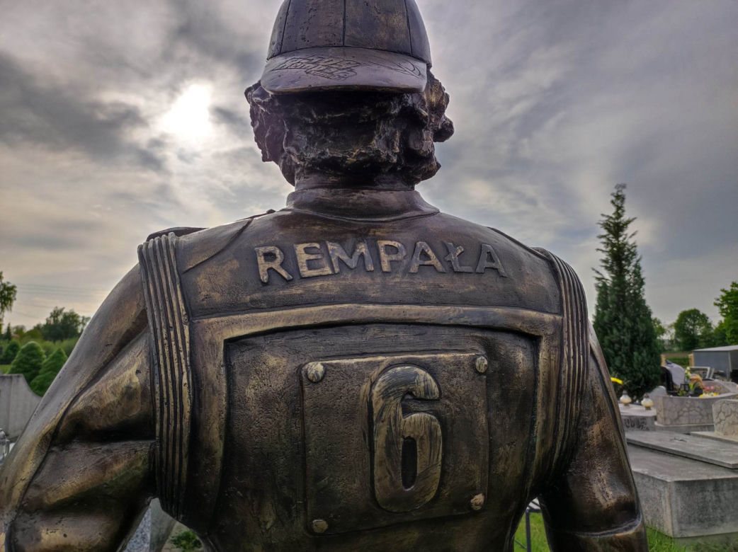 Tragiczna śmierć 18-letniego  żużlowca wstrząsnęła całą Polską. Tak wygląda teraz grób Krystiana Rempały