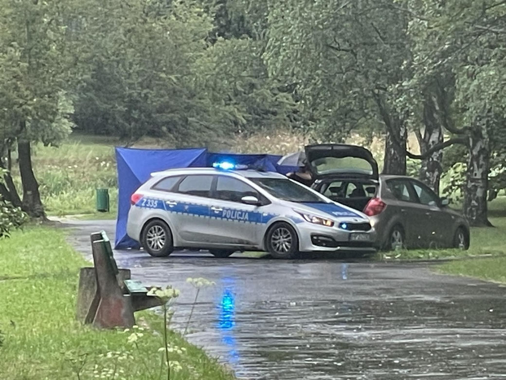 Leżał na ławce bez oznak życia. Ratunek przyszedł za późno