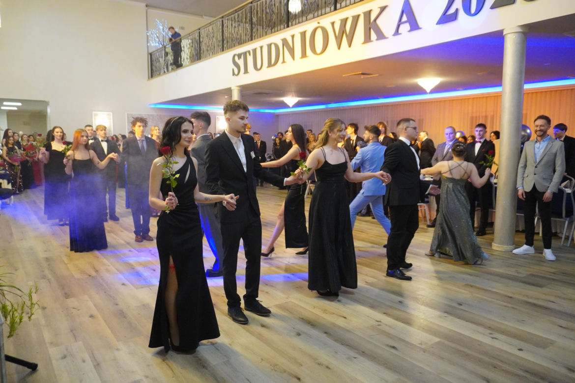 Dwa polonezy na studniówce bydgoskiej Handlówki. W jednym pomogli nauczyciele