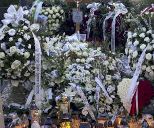 Grób zastrzelonego policjanta Natana Sieronia pokryły kwiaty i wiązanki. Trudno powstrzymać łzy