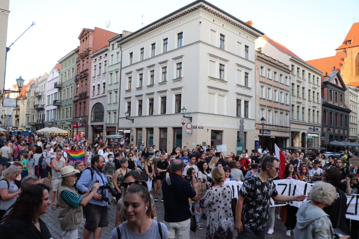 Torunianie protestują przeciwko przegłosowaniu Lex TVN