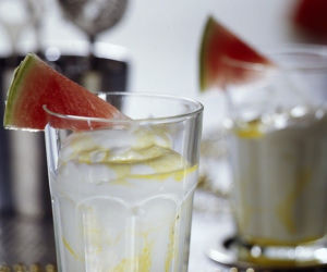 Drinki Gold Kiss na sylwestra z arbuzem i lodami waniliowymi