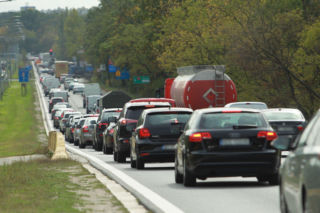 Mieszkańcy mają dość korków. Nowy buspas na wlocie do Warszawy coraz bliżej