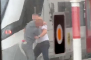 Szokujące sceny na peronie w Wejherowie! Bójka agresywnego pasażera z konduktorem