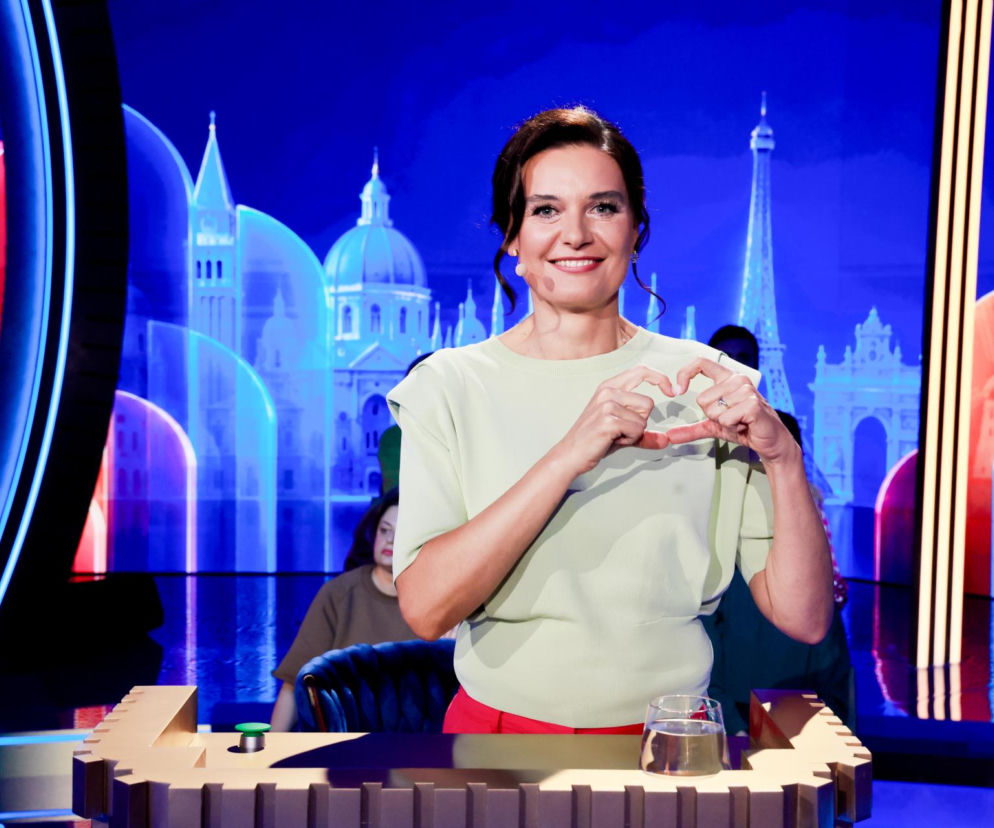 Uśmiechnięta Ivana Bílková w programie Europa da się lubić wykonuje dłońmi gest serca. O jej karierze przeczytasz na SE.