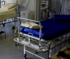 Rodzice z dziećmi czekają na korytarzach. Awaria systemu w UCK WUM