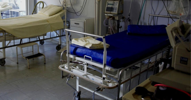 Rodzice z dziećmi czekają na korytarzach. Awaria systemu w UCK WUM