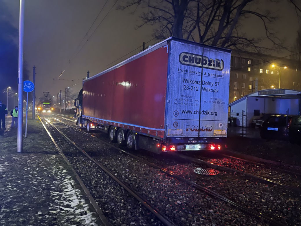 Tir utknął na torach na Pradze