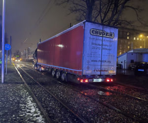 Tir utknął na torach na Pradze