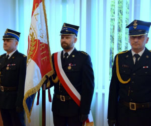 Młodzi strażacy otrzymali nominacje oficerskie. Zostaną skierowani do podkarpackich jednostek [FOTO]