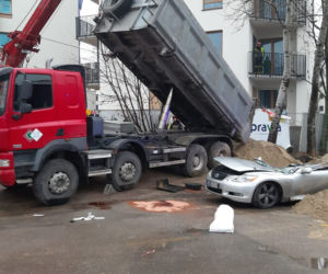 Ciężarówka z piachem przewróciła się na lexusa