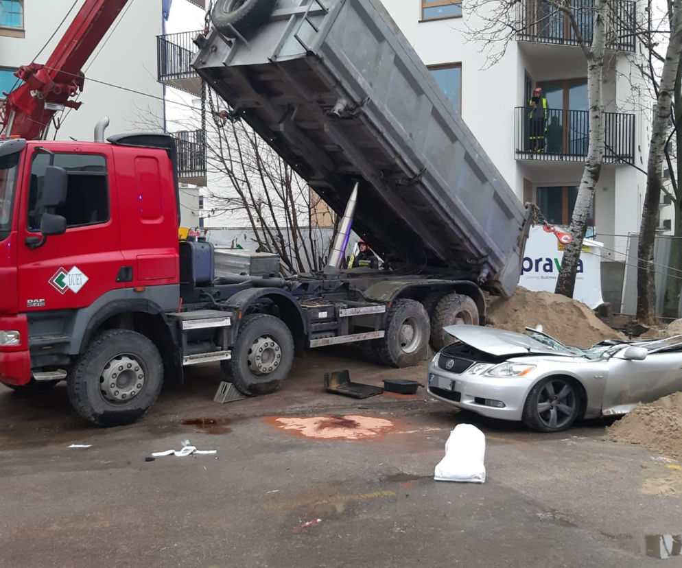 Ciężarówka z piachem przewróciła się na lexusa