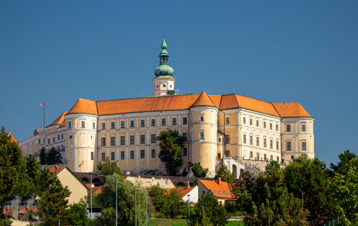 Mikulov - perła Moraw Południowych, którą odwiedził król Polski i Napoleon. Jesień to idealny moment, aby zwiedzić to miasto