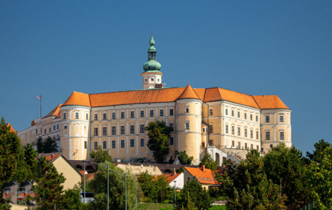 Mikulov - perła Moraw Południowych, którą odwiedził król Polski i Napoleon. Jesień to idealny moment, aby zwiedzić to miasto