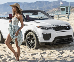 Dzieczyna Bonda Naomie Harris pozuje z Range Roverem Evoque kabrio 