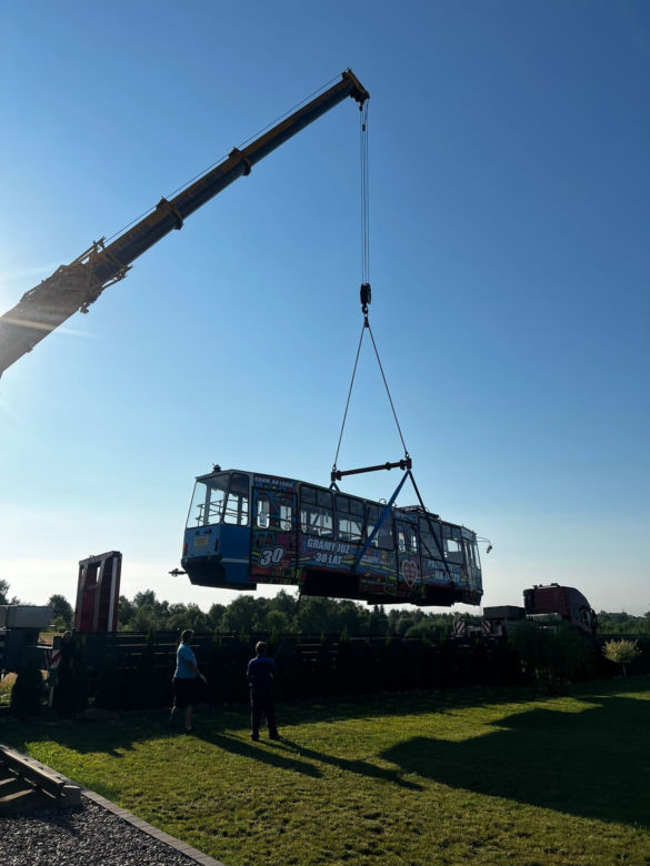 Tramwaj z Wrocławia trafił do przydomowego ogrodu w Łodzi. "Kosztował" 99 999 zł 