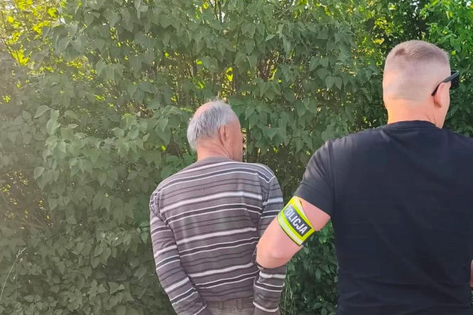 Policjant prowadzi zatrzymanego 65-latka podejrzanego o zabójstwo żony. O szczegółach obławy przeczytasz na SE.