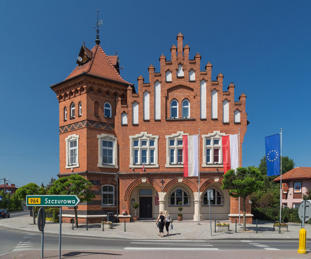 Zabytkowy ratusz z czerwonej cegły w Niepołomicach. O historii tego miasta przeczytasz na Eska Kraków.
