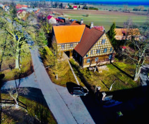 Ten dom na Żuławach ma ponad 700 m² i 200 lat. Jak się w nim dziś mieszka?