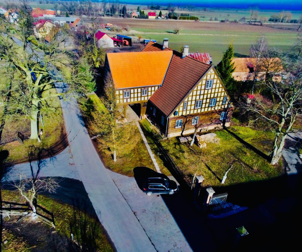 Ten dom na Żuławach ma ponad 700 m² i 200 lat. Jak się w nim dziś mieszka?