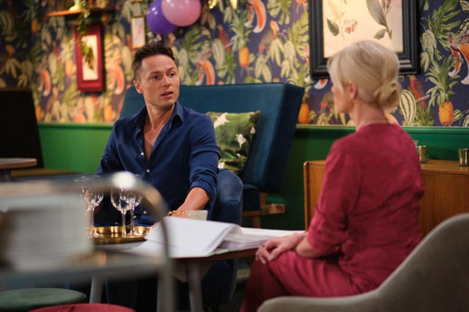 Pierwsza miłość, odcinek 4113: Ewa (Ewa Gawryluk), Krystian (Patryk Pniewski)