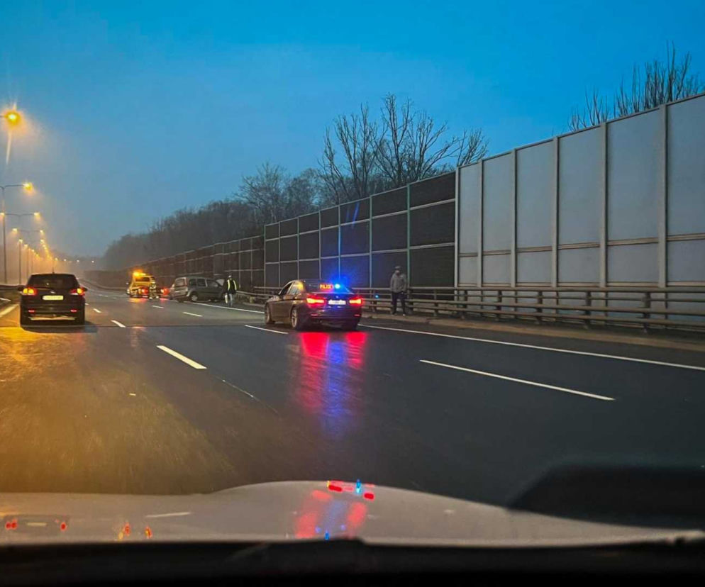 Dwa potężne karambole o poranku na A1 i DTŚ. Zderzyło się kilkadziesiąt samochodów! Jest bardzo ślisko