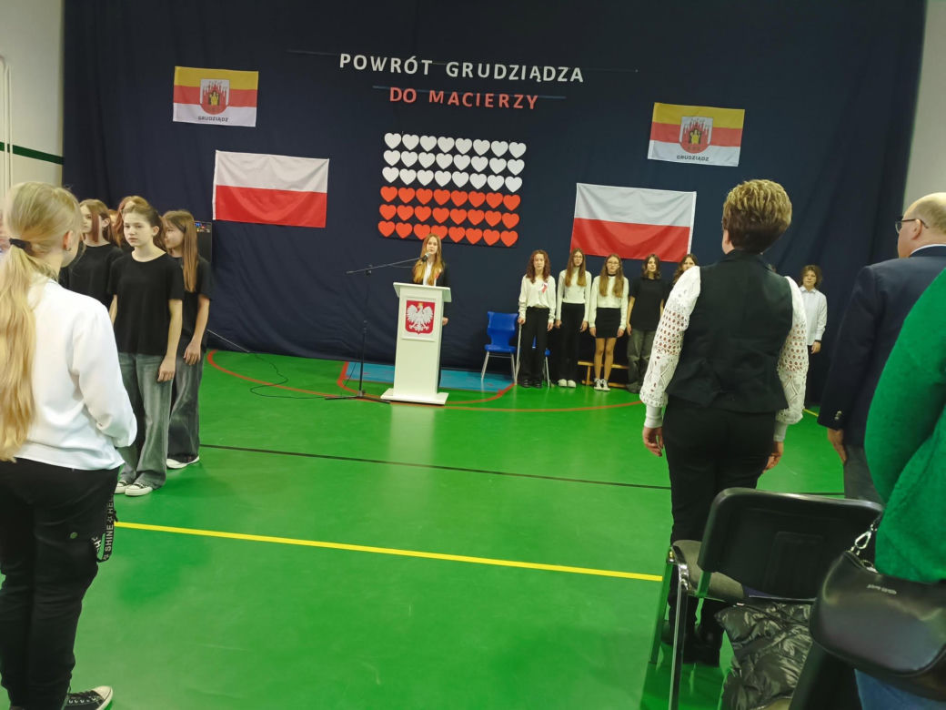 Apel uczniów SP nr 1 o 105. rocznicy powrotu Grudziądza do macierzy