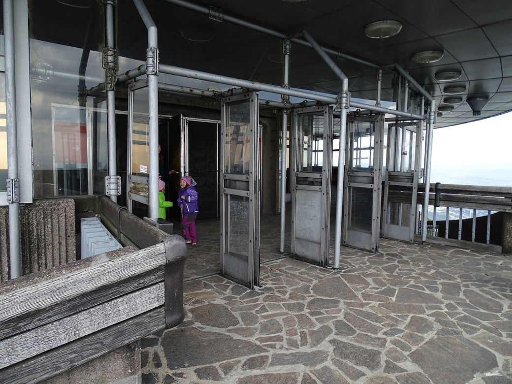 Ještěd, futurystyczny hotel i nadajnik telewizyjny