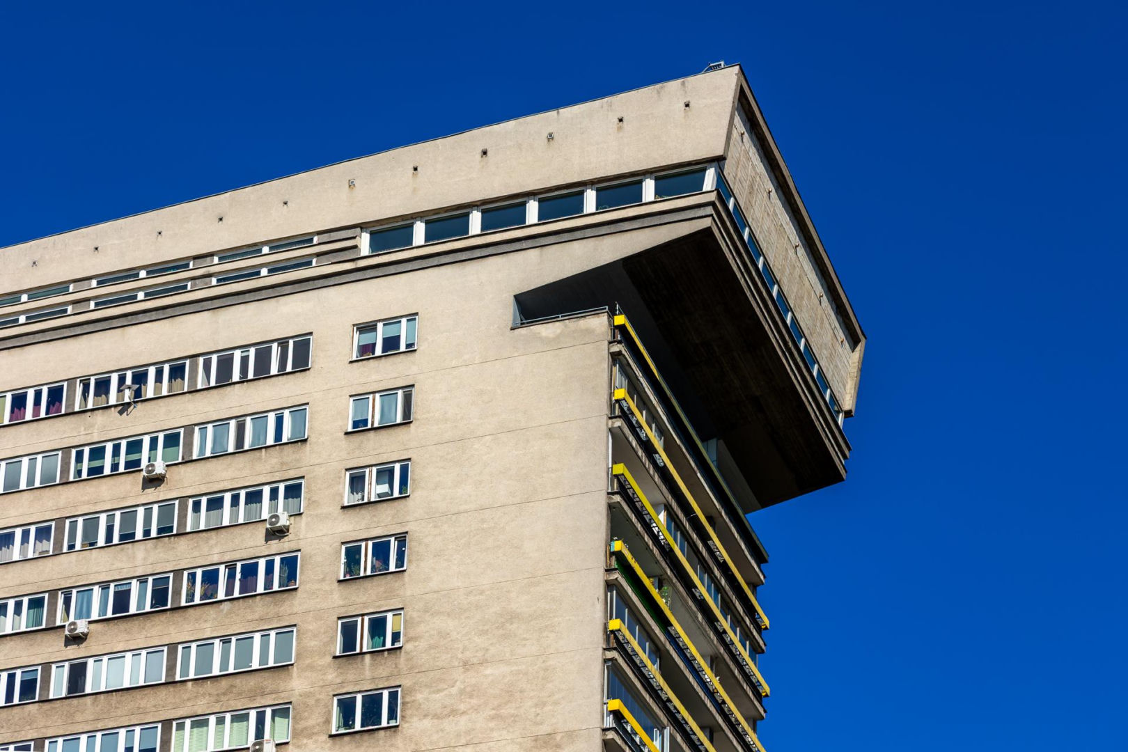 Blok Młotek na Smolnej 8 w Warszawie