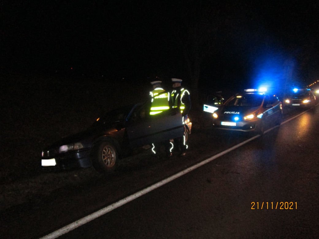 Gniezno: 24-letni kierowca BMW uderzył w znak. Chwilę wcześniej dostał ostrzeżenie