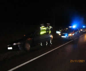 Gniezno: 24-letni kierowca BMW uderzył w znak. Chwilę wcześniej dostał ostrzeżenie