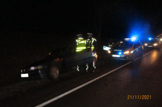Gniezno: 24-letni kierowca BMW uderzył w znak. Chwilę wcześniej dostał ostrzeżenie