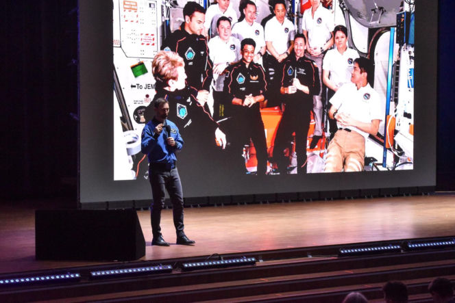 Sławosz Uznański-Wiśniewski w Toruniu. Gigantyczna kolejka pod Aulą UMK