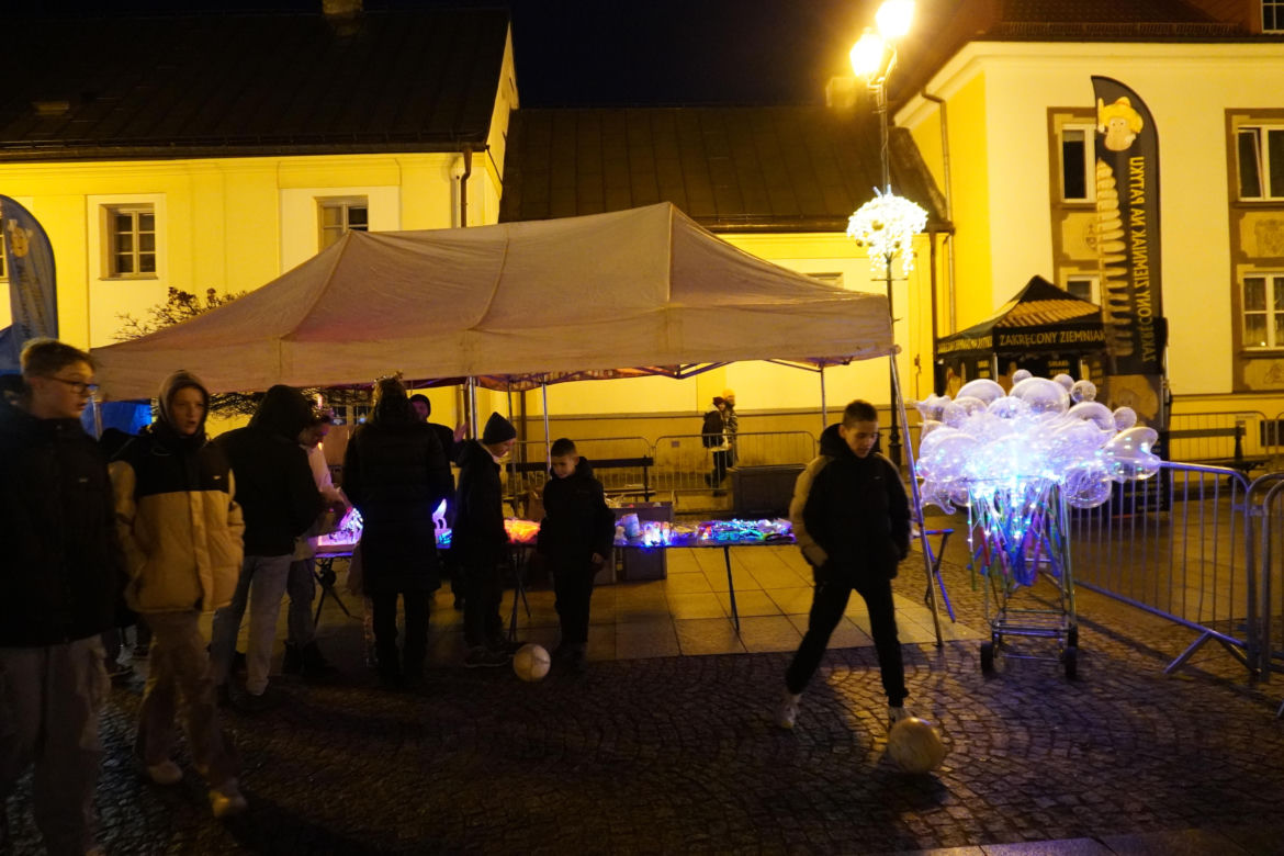 Ciężarówka Coca-cola w Białymstoku! Świąteczna atrakcja przyciągnęła tłumy mieszkańców na Rynek Kościuszki