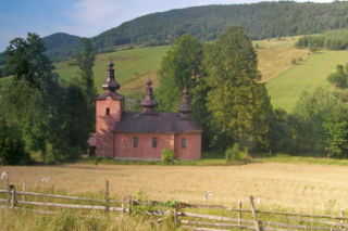 To jedna z najmniejszych wsi w woj. małopolskim. Znajduje się w niej tylko 16 domów