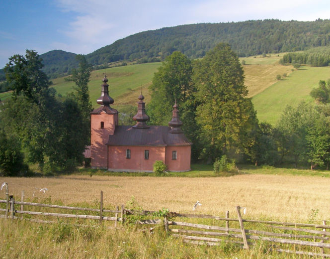 To jedna z najmniejszych wsi w Małopolsce. Znajduje się w niej zaledwie 16 domów