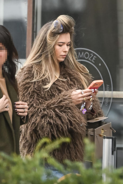 Sandra Kubicka w wałku na głowie