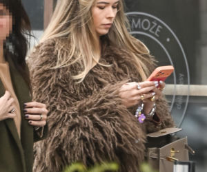 Sandra Kubicka w wałku na głowie