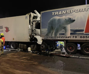 Dramat pod Antwerpią. Polska ciężarówka wbiła się w auta stojące w korku. Kierowcy walczą o życie w szpitalu