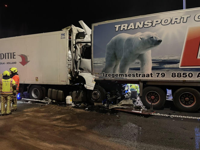Dramat pod Antwerpią. Polska ciężarówka wbiła się w auta stojące w korku. Kierowcy walczą o życie w szpitalu