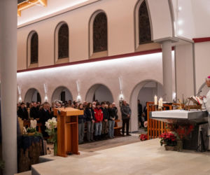 Szwajcaria. Śmiertelny pożar w kurorcie Crans-Montana. Ludzie modlą się za zmarłych i przynoszą kwiaty [ZDJĘCIA].