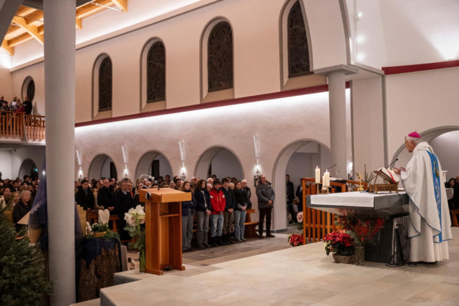 Szwajcaria. Śmiertelny pożar w kurorcie Crans-Montana. Ludzie modlą się za zmarłych i przynoszą kwiaty [ZDJĘCIA].