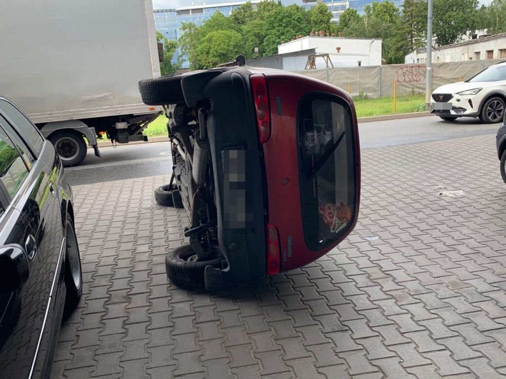 Warszawa. Głupi żart czy forma zemsty? Seicento wylądowało na boku