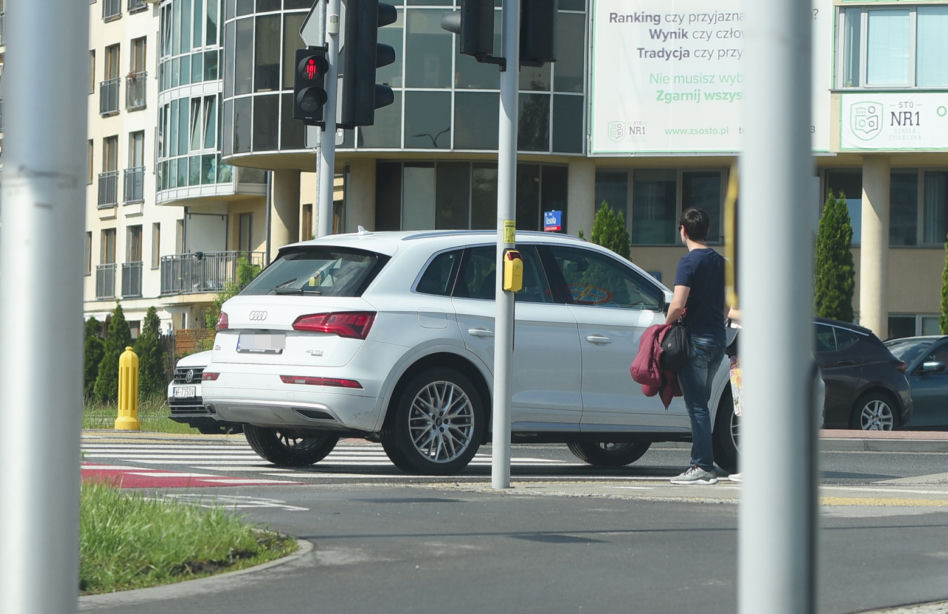 Kasi puszczają nerwy. Cichopek nie widzi jak łamie przepisy ruchu drogowego