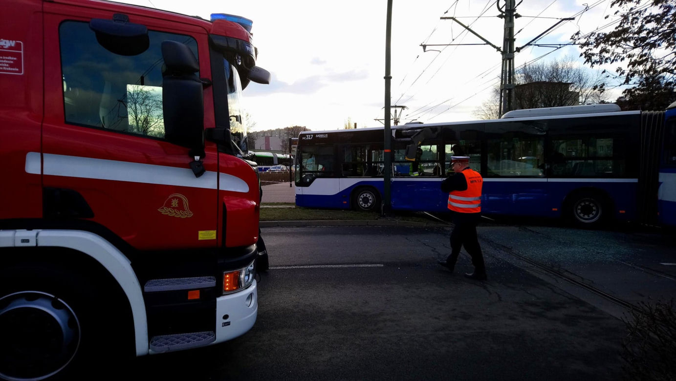 Dramatyczny wypadek w Krakowie. Tramwaj zderzył się z autobusem, są ranni