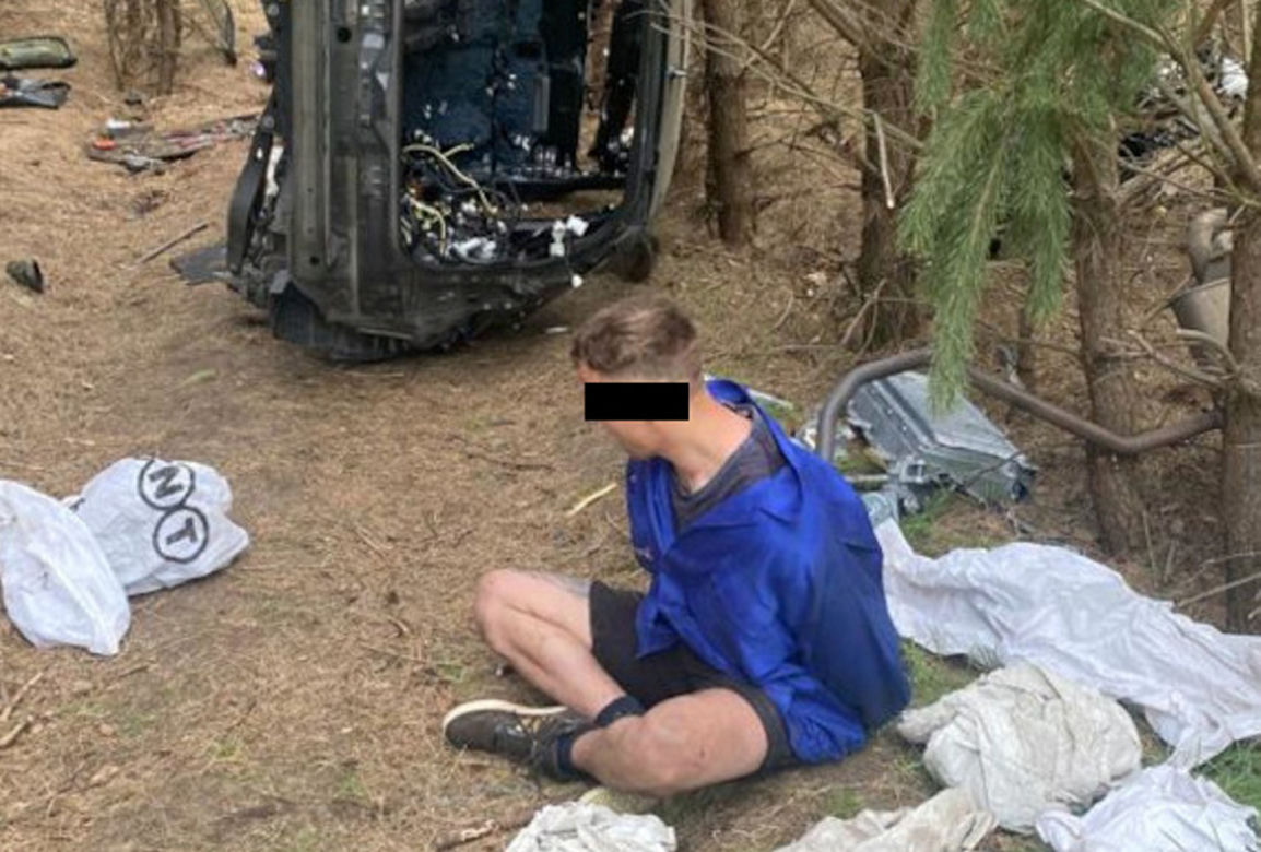 Rozkręcali kradzione auto, usłyszeli ich policjanci. Sprytni paserzy urządzili dziuplę w lesie
