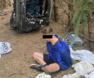 Rozkręcali kradzione auto, usłyszeli ich policjanci. Sprytni paserzy urządzili dziuplę w lesie